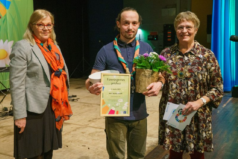Modtager af Ungdomslederprisen Niels Brandt Partoft ved siden af formand for Folkeoplysningsudvalget Dorthe Wichmand Müller og borgmester Trine Græse